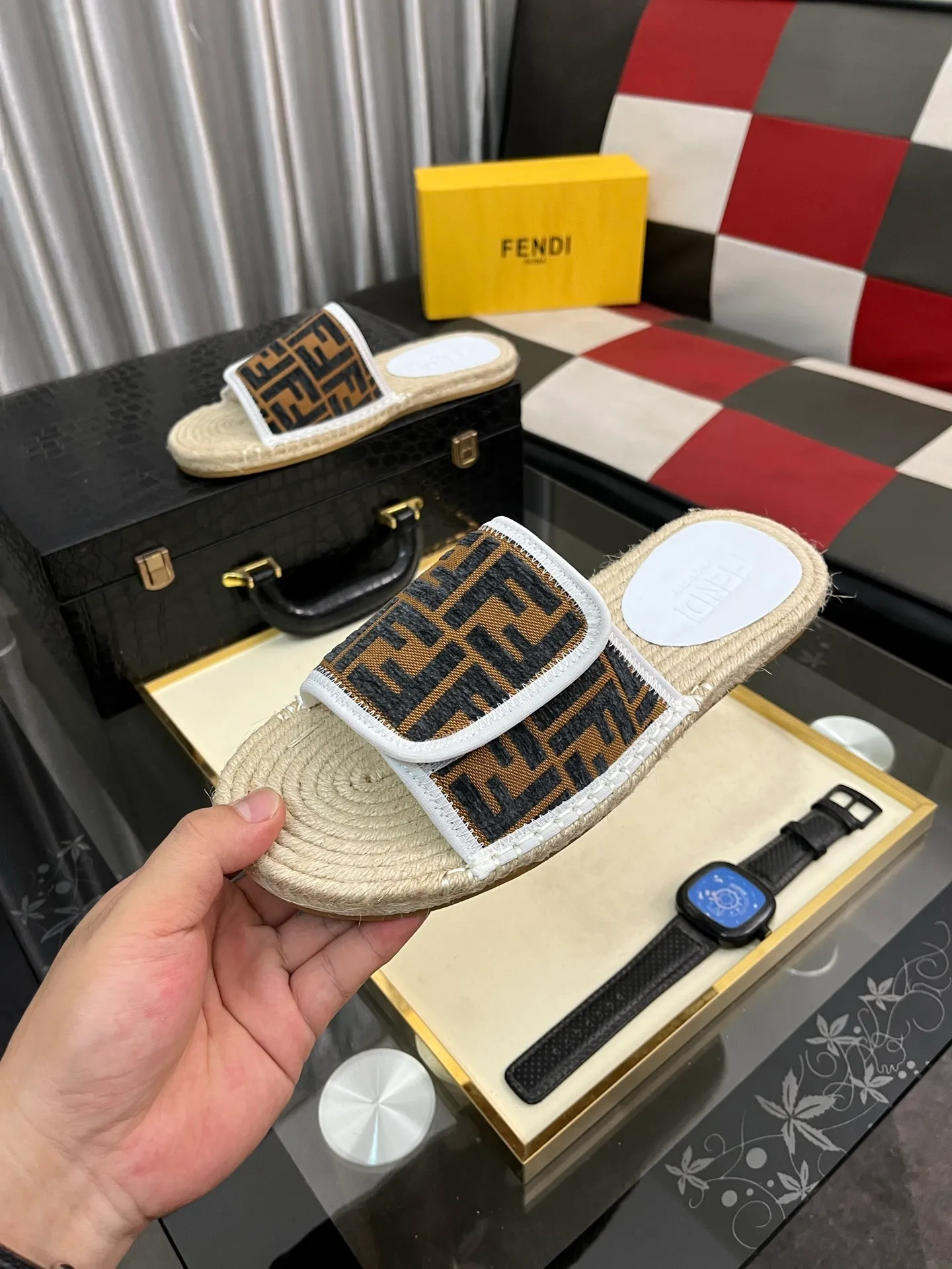 Men's shoes💰320⌚️⌚️[FENDI~Fendi slippers] High-end men's shoes brand official website 1:1 latest masterpiece: original mold customization, fabrics made of imported original materials, upgraded outsole, lighter, top quality in the market, simple and tasteful, a must-have for fashionistas, fashion is at your feet, full of confidence, the same style at the counter👍The season of summer slippers is here. Yardage: 38-44. Can be customized45.46.47